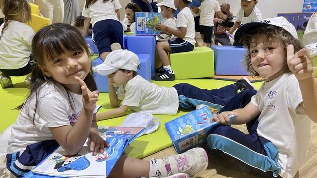 Alumnos del colegio Camino La Villa entrevistan al comisionado por el Día de Canarias.