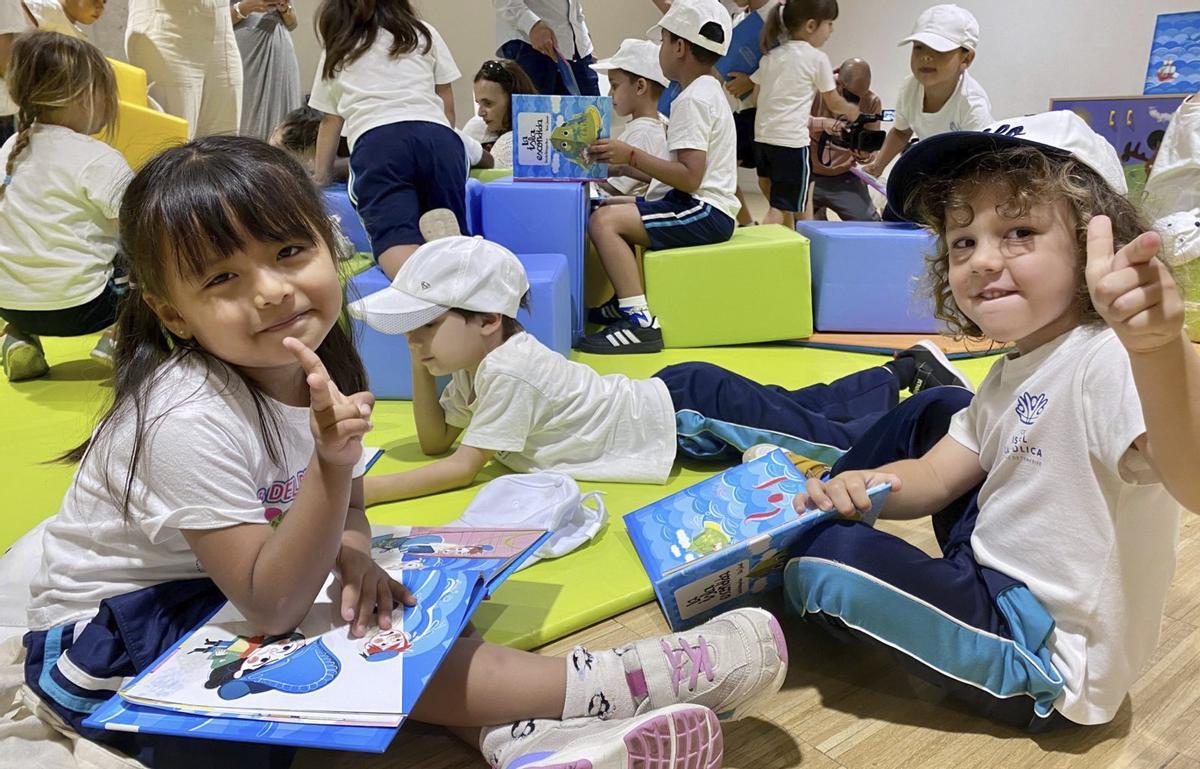 Alumnos del colegio Camino La Villa entrevistan al comisionado por el Día de Canarias.