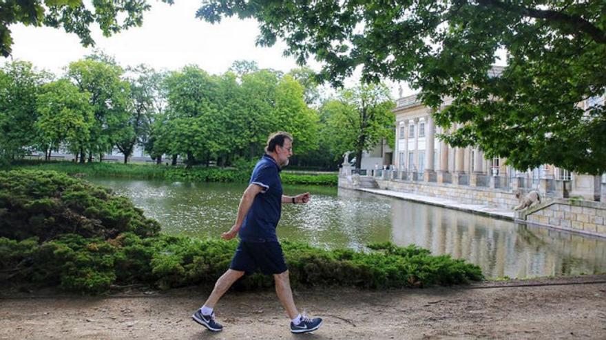 Así fue la &quot;buena caminata&quot; de Rajoy antes de ir a trabajar: el presidente tacha Polonia de su lista de andar rápido