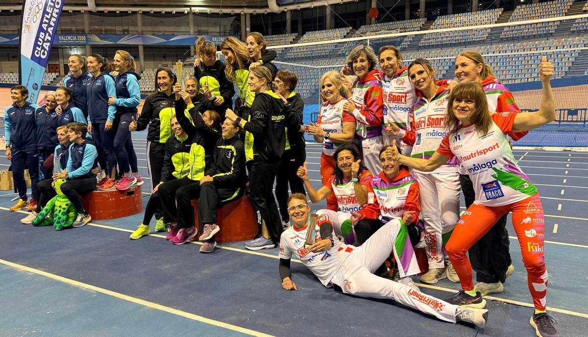 Imagen del podio, con las malagueñas en tercera posición.