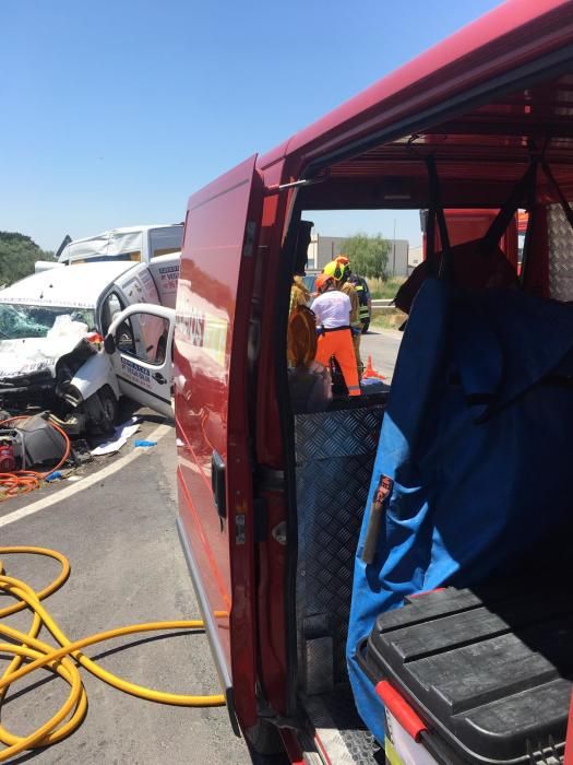 Los bomberos rescatan a un conductor con las piernas fracturadas tras un accidente en Dolores