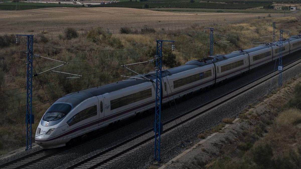 Transportes adjudica el primer contrato para impulsar la implantación de los trenes de alta velocidad a 350 km/h