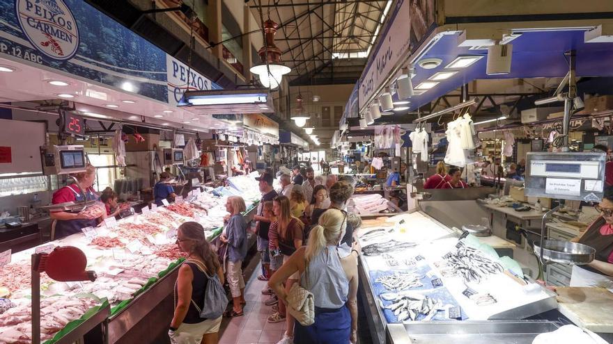 Las primeras llampugas en Mallorca llegan al mercado a buen precio y con compradores esperándolas
