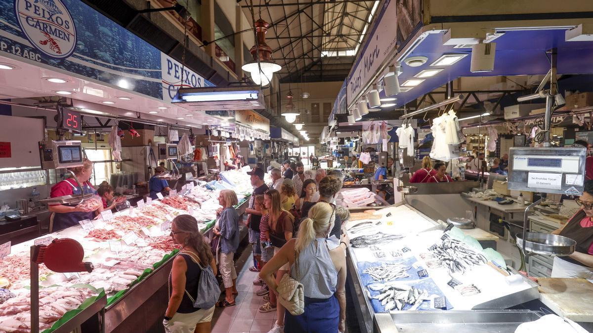 Las primeras llampugas llegan al Mercat de l'Olivar a buen precio y con compradores esperándolas
