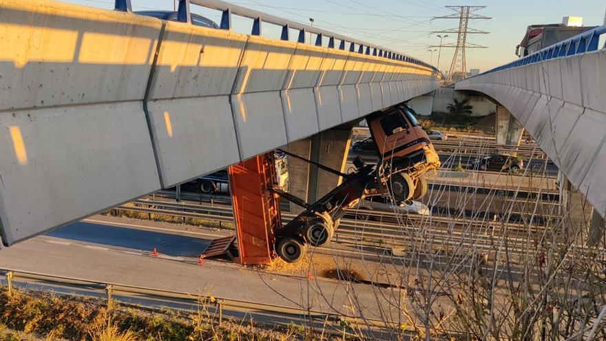 Así han rescatado al camionero atrapado tras chochar con un puente en la A3