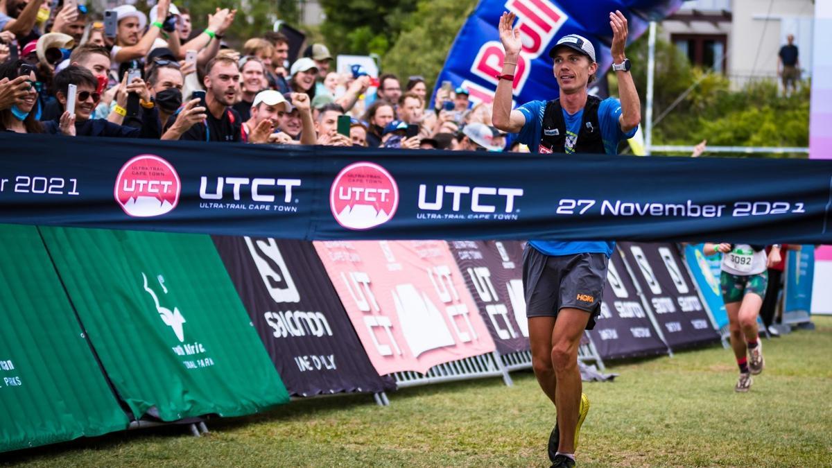 Jim Walmsley celebra el triunfo en el Ultra Trail Cape Town de 2021.