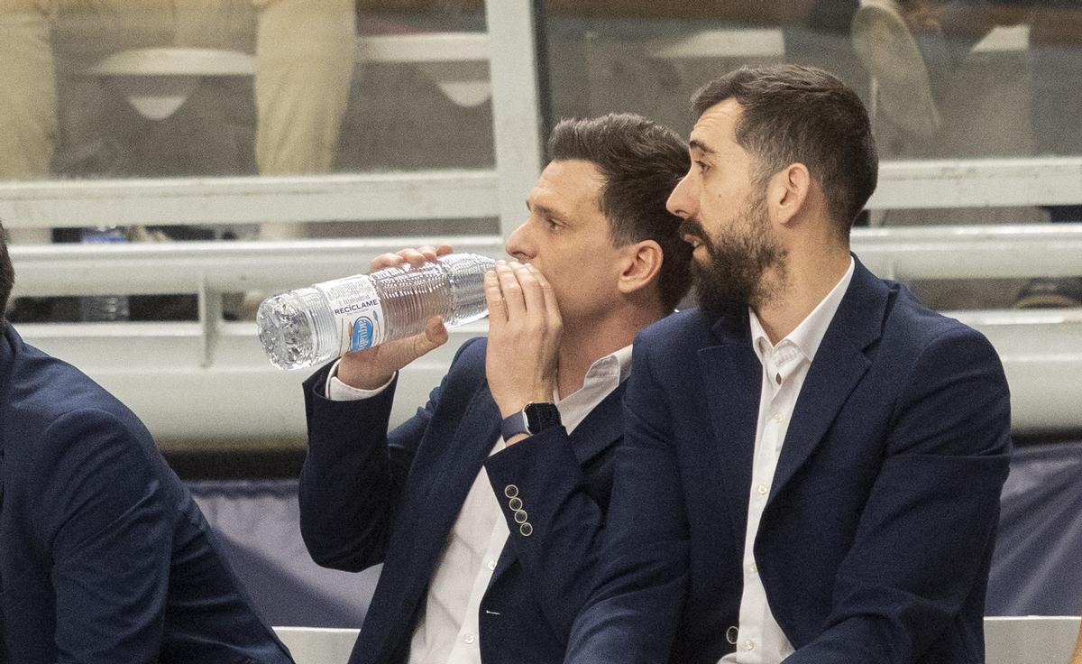 Rubén Perelló bebe agua mientras escucha a su entrenador ayudante en el banquillo del CT.