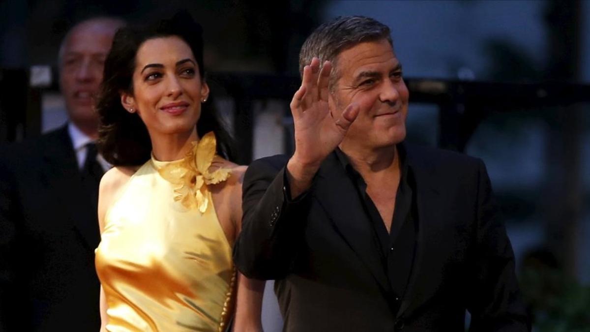 mroca29806974 cast member george clooney  r  walks with his wife160323164724