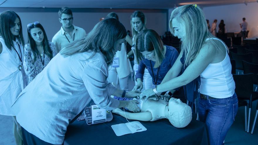 Los pediatras auguran en Alicante una peor calidad de vida para la Generación Z con problemas visuales y de sordera por el abuso de móviles y tabletas