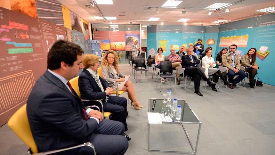 José Luis Viesca y María Teresa Mallada, en la presentación del Aula Hunosa.