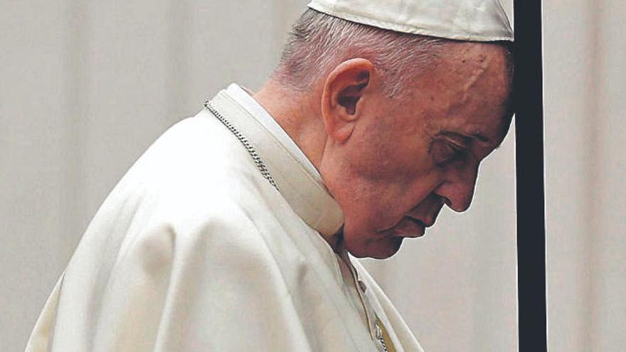 El Papa Francisco, en plena oración.