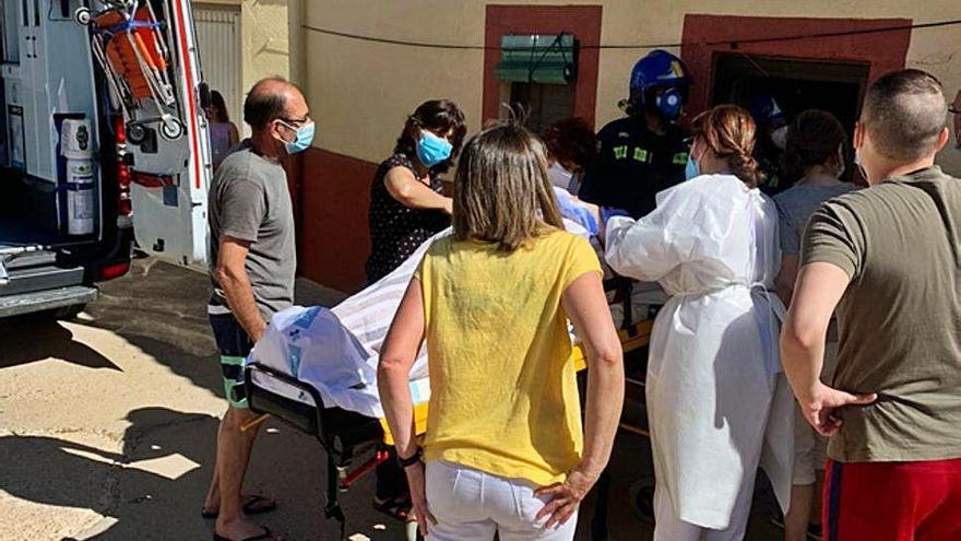 Evacuación de la vecina que sufrió una caída en su casa .