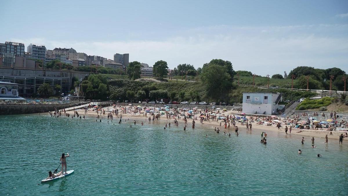 Bañistas en la playa de San Amaro, en A Coruña.