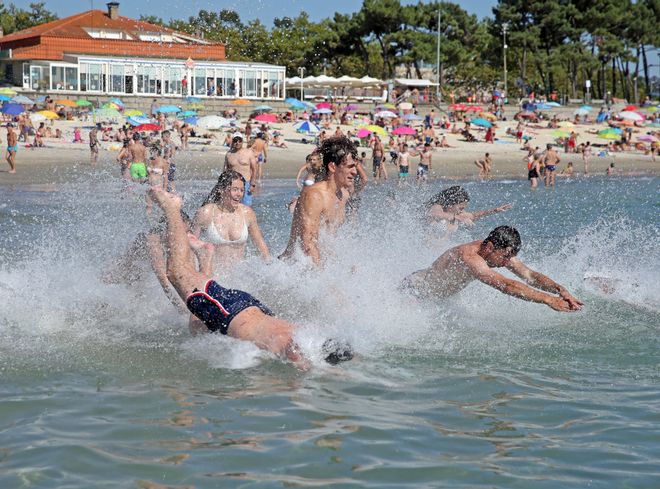 Vigo se zambulle en un fin de semana marcado por el calor
