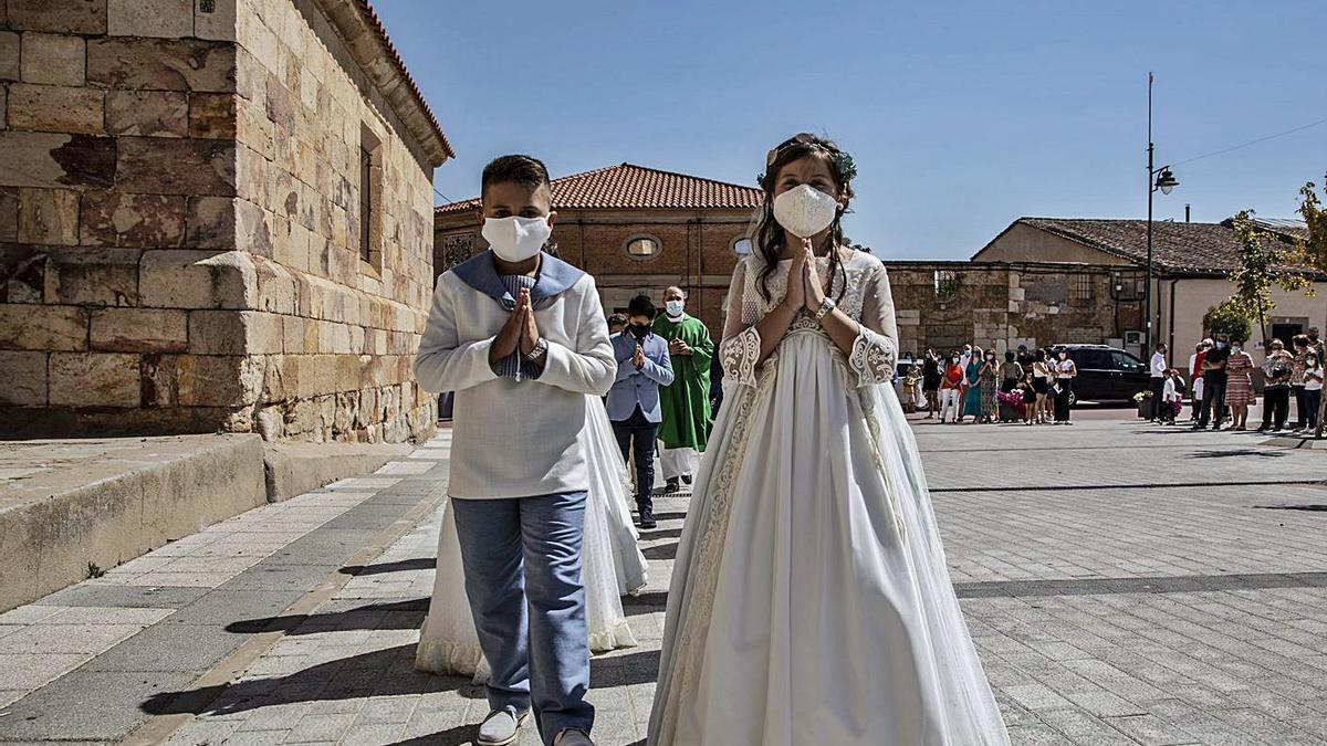 Niños de primera comunión en una ceremonia celebrada con retraso por el coronavirus | Nico Rodríguez