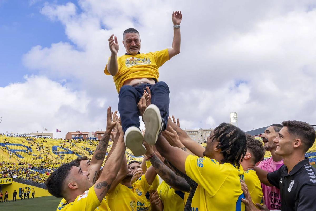 Pimienta es manteado por sus jugadores en mayo de 2024, tras la última jornada ante el Alavés.