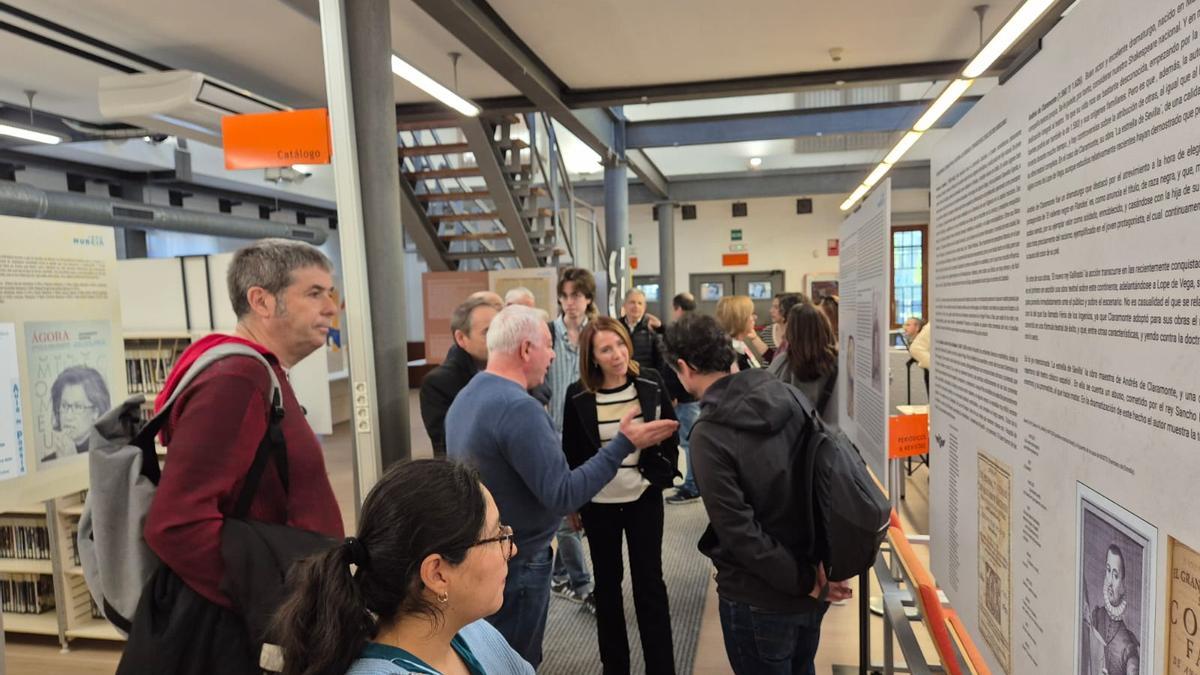La concejala Belén López, entre los asistentes a la inauguración de la muestra en la Biblioteca Río Segura.