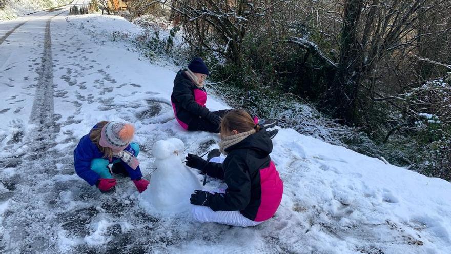 Una familia jugando con la nieve en Suares, Biemenes.