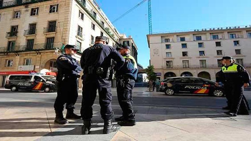 Policías en el Ayuntamiento tras acordonar la plaza por el aviso de bomba