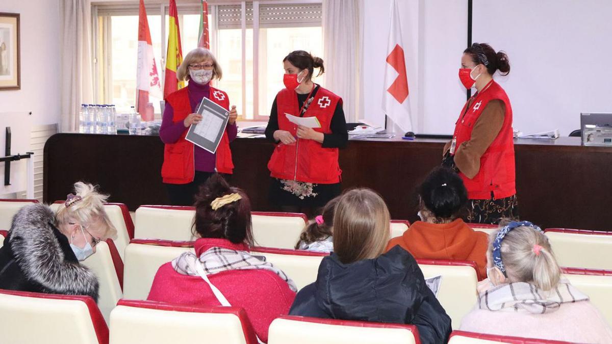 Una de las charlas que se imparten en Cruz Roja Zamora a los recién llegados a la ciudad. | Cedida