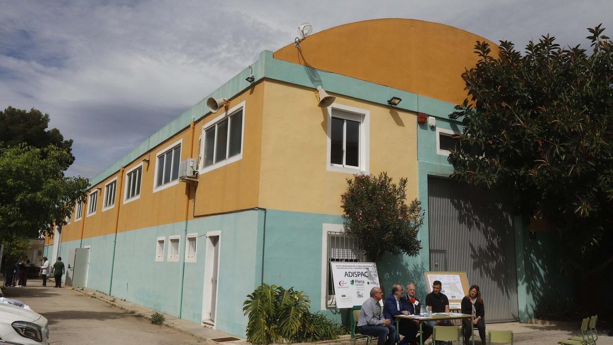 Nave que alberga el taller ocupacional de Adispac en Alzira.