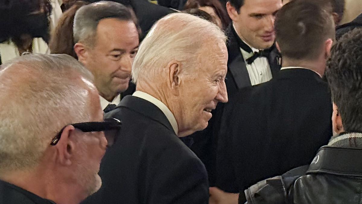 Biden critica los recortes de Trump en su primer discurso desde que dejó el poder