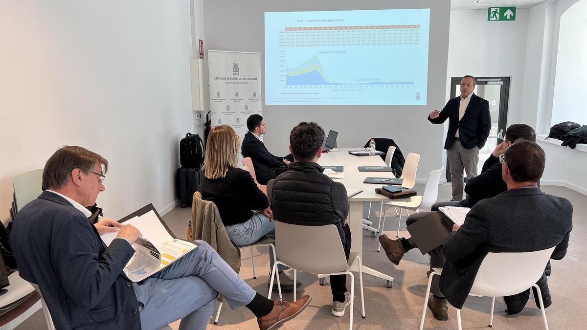 El director general de l'APCE, Marc Torrent, presentant un informe sobre la conjuntura immobiliària a l'Alt Pirineu i Aran.