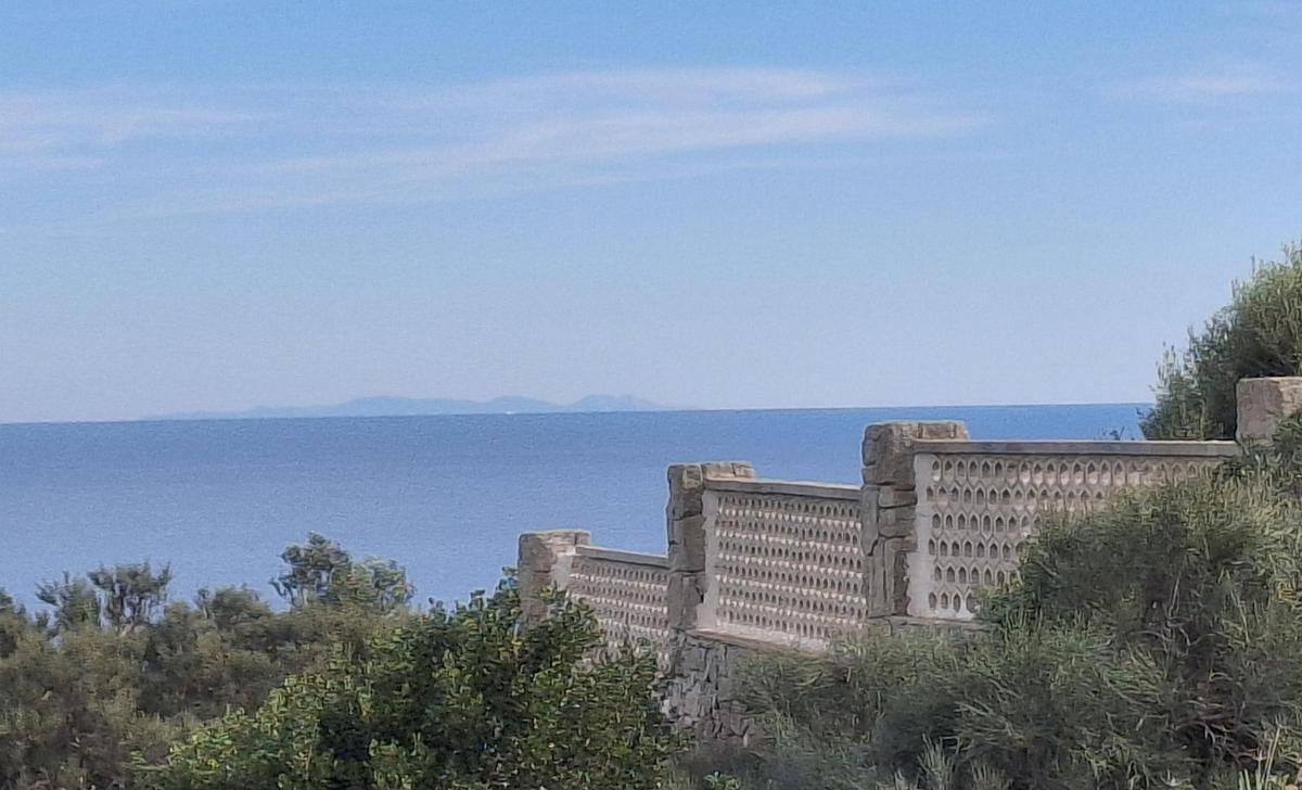 El relieve de Ibiza observado desde el cabo de Sant Antoni este domingo