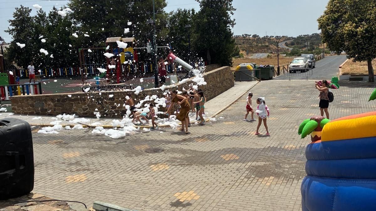 Fiesta de la espuma en El Granado; las actividades acuáticas son esenciales para combatir el calor