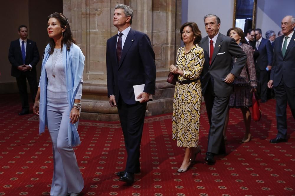 El Rey Felipe VI impone las insignias a los galardonados con los premios "Princesa de Asturias" 2017