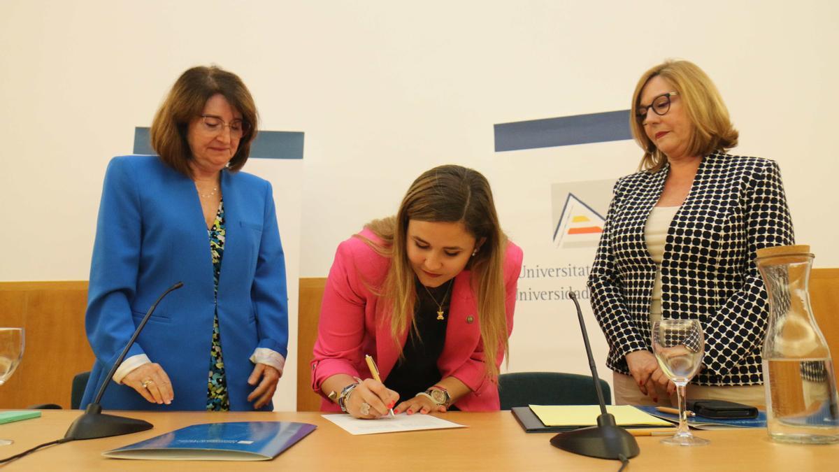 Firma de la toma de posesión de María Vallejo como presidenta del Consejo de Estudiantes de la UA