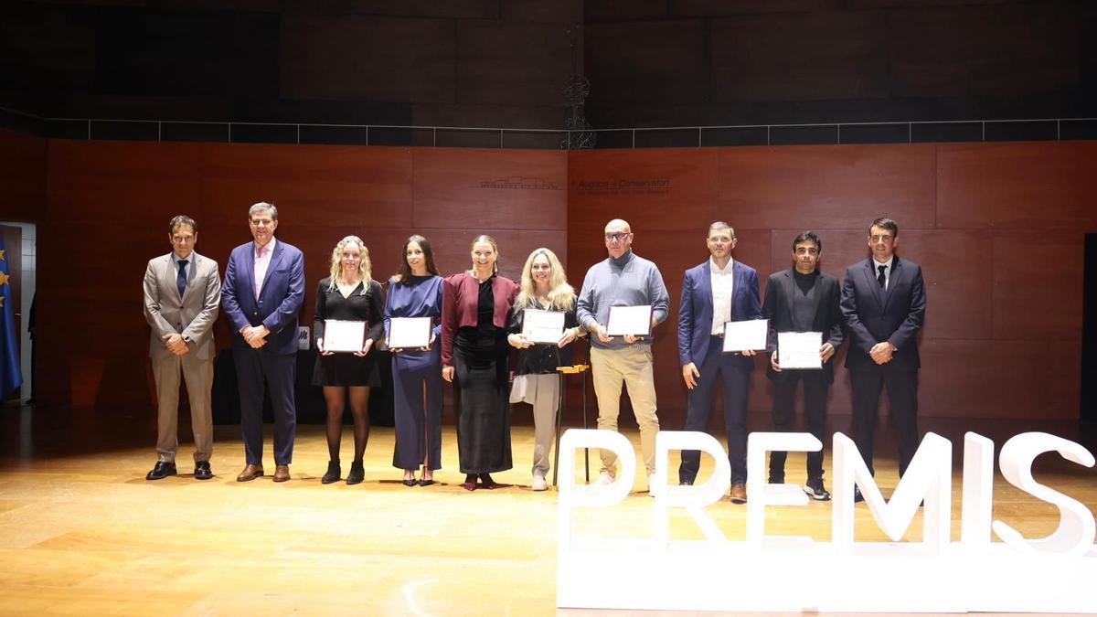 Las autoridades posan con los deportistas homenajeados.