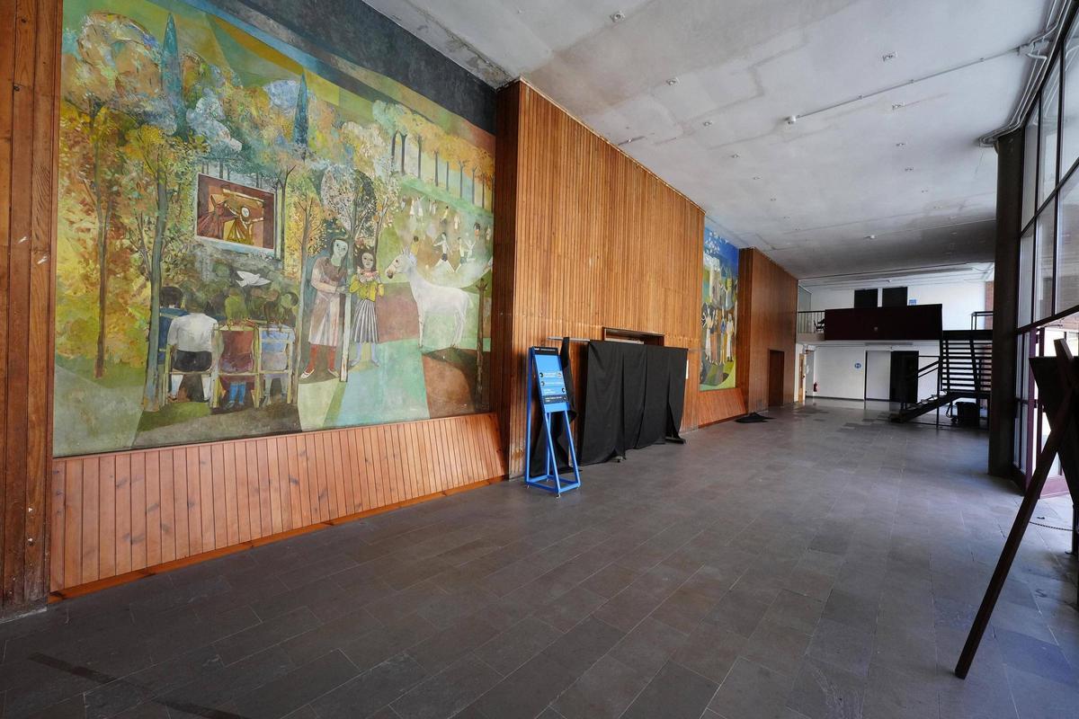 Uno de los frescos del interior del antiguo teatro de Llars Mundet, en Barcelona.