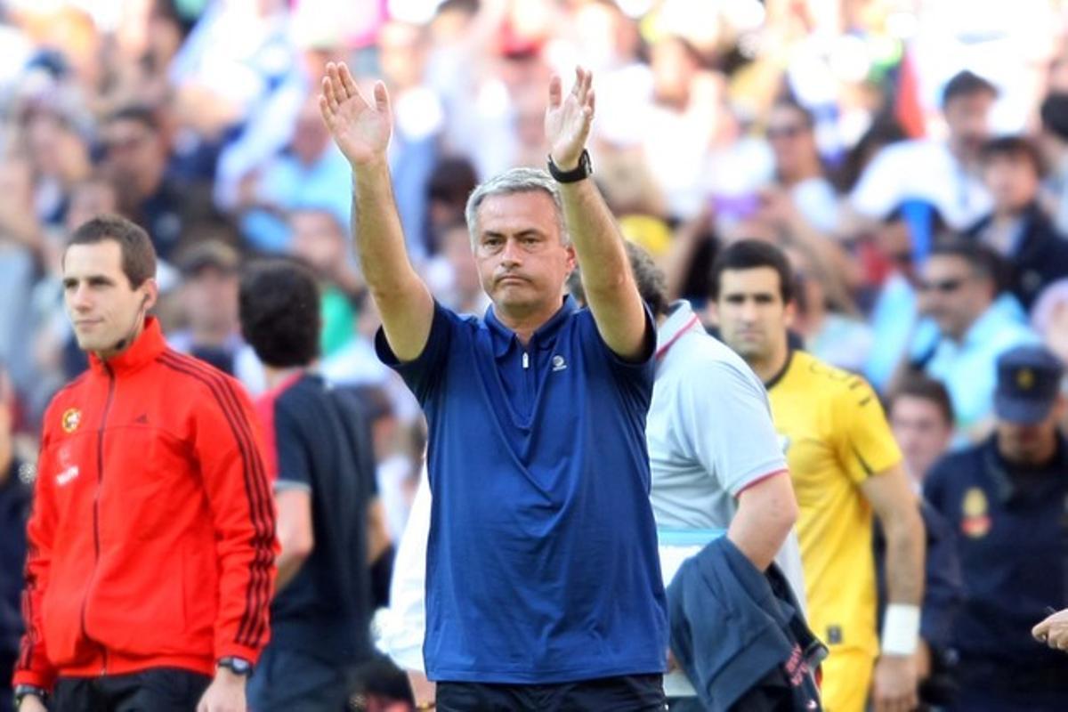 Mourinho saluda després del partit Madrid-Osasuna del Bernabéu, aquest dissabte. Mourinho saluda després del partit Madrid-Osasuna del Bernabéu, aquest dissabte.