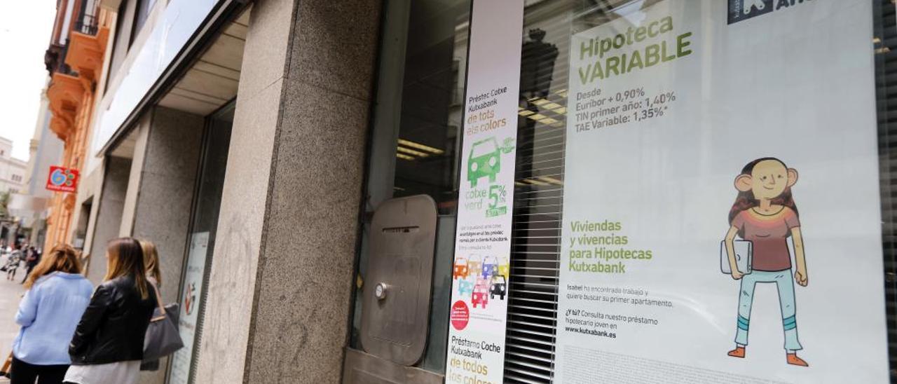 Exterior de una oficina bancaria en València.