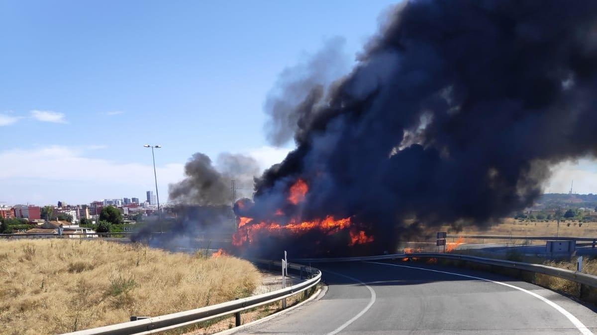 El camión en llamas en la CV-36.