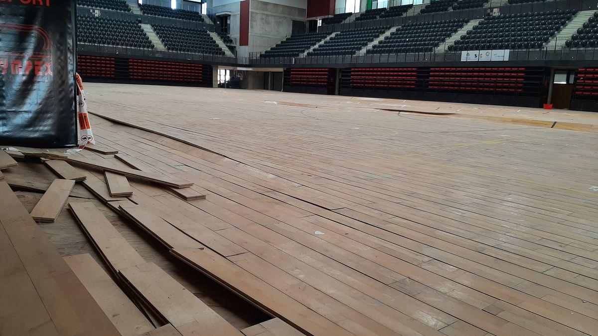 La entrada de agua de lluvia causó graves daños en el parqué de la pista polideportiva, lo que obliga a sustituirlo al completo.