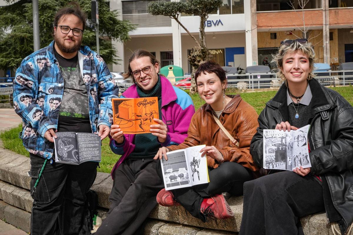 Charo, Blanca, Lucas y Pepe muestran su revista.