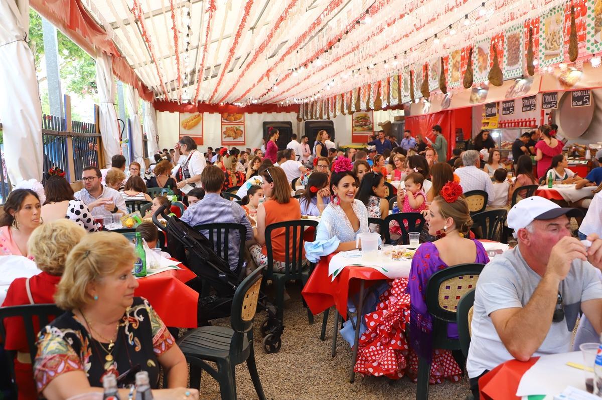 Los cordobeses disfrutan de la gastronomía de la Feria.