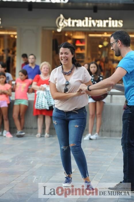 Los bailes latinos salen a la calle en Murcia