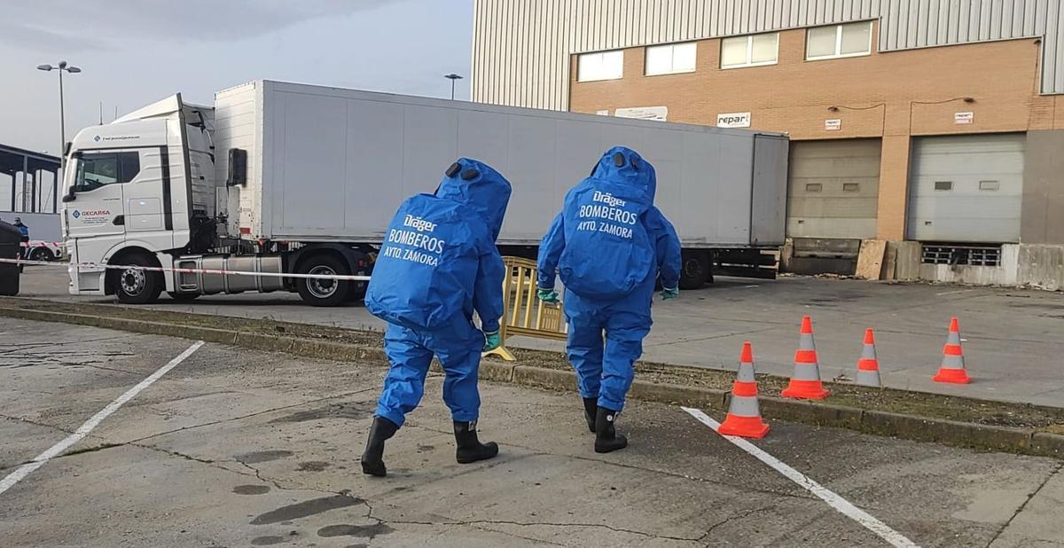 Intervención por el derrame de los bomberos de Zamora, con trajes especiales.