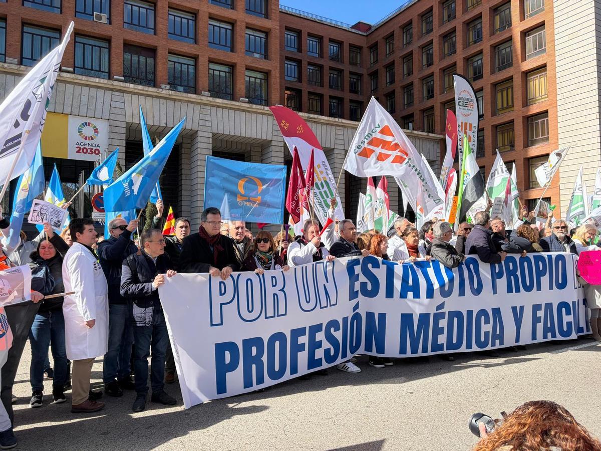 Los manifestantes, delante del Ministerio de Sanidad.