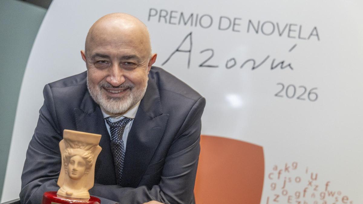 Pablo Álvarez, ganador del Premio Azorín de Novela 2026, con el galardón.