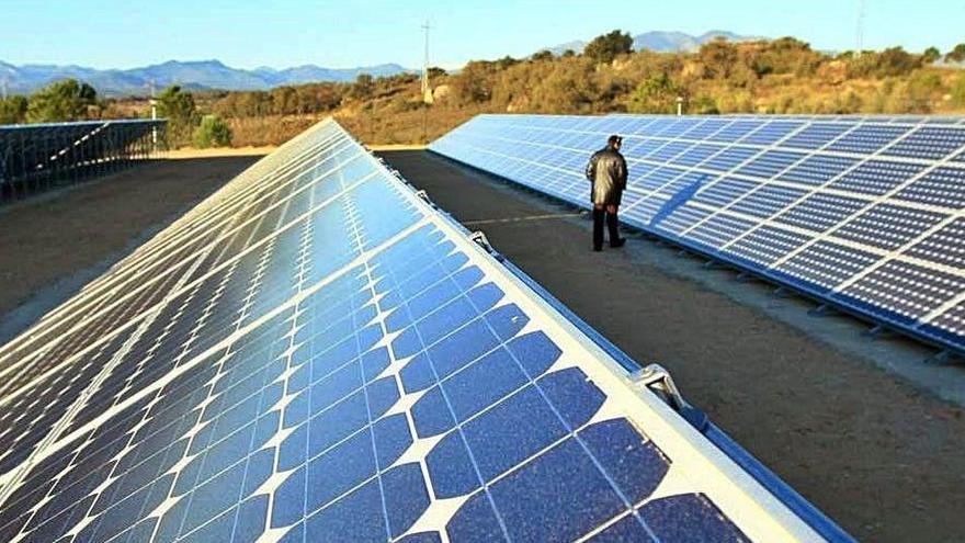 Un parc fotovoltaic a Girona, en una imatge d&#039;arxiu