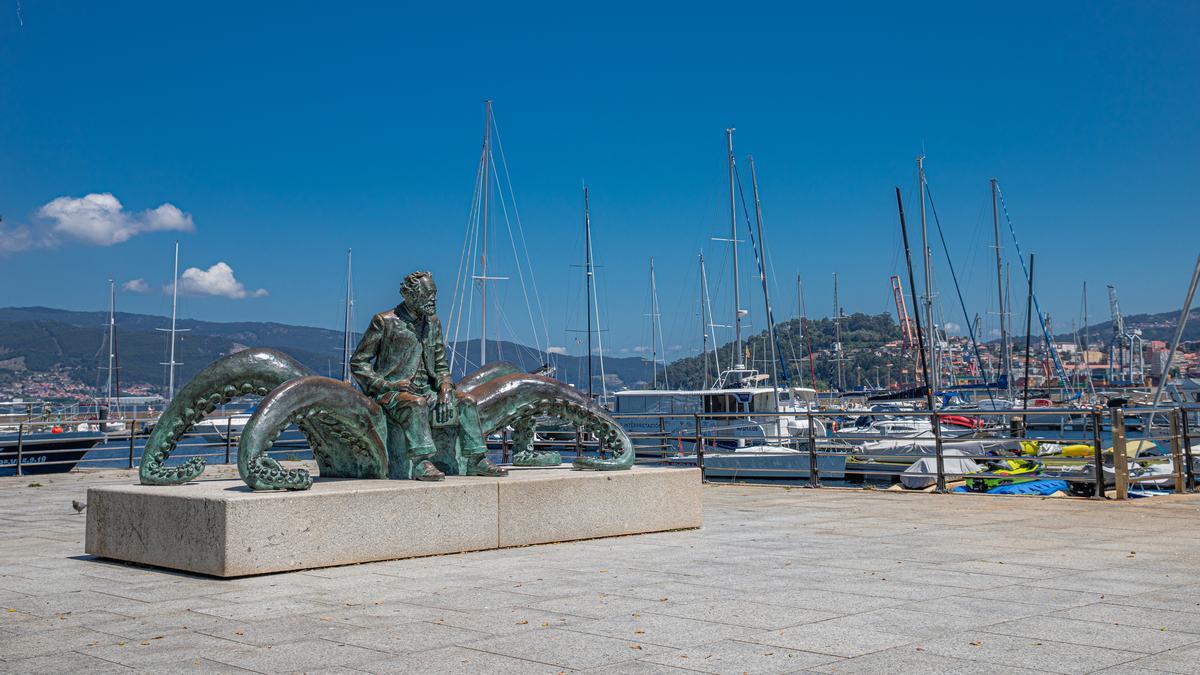 La estatua de Julio Verne mirando al mar en Vigo