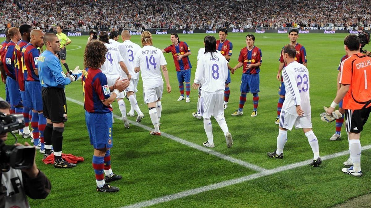 Los jugadores del Barcelona hacen pasillo al Madrid en el Bernabéu, en el 2008