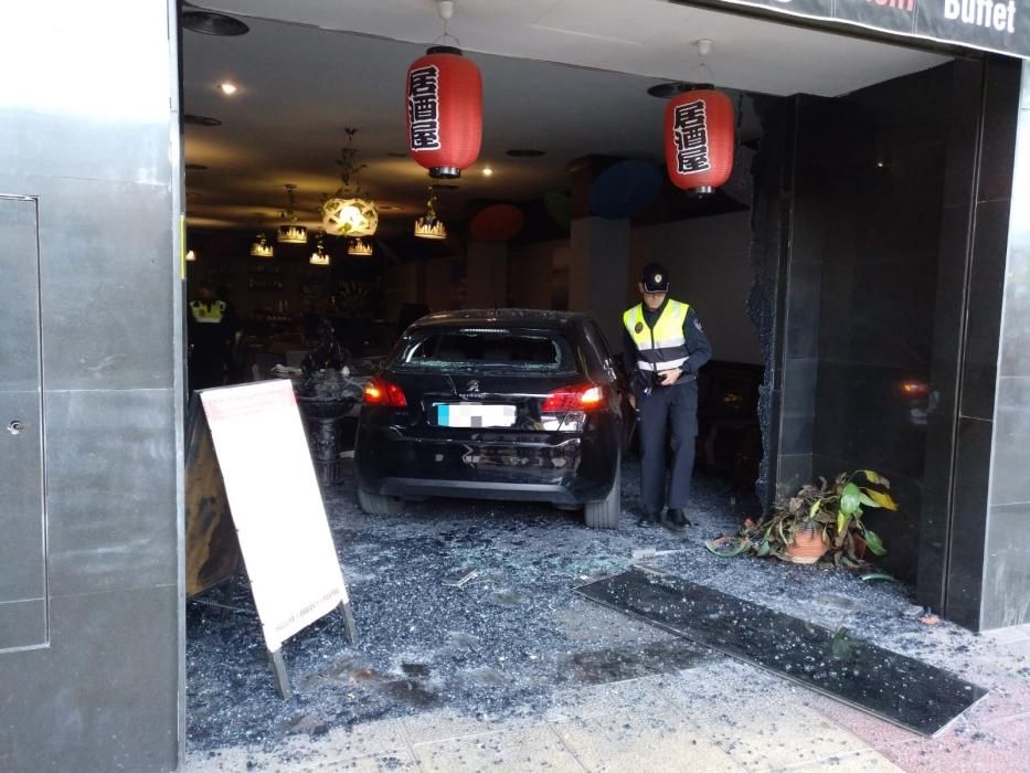 Un coche se estrella contra un restaurante