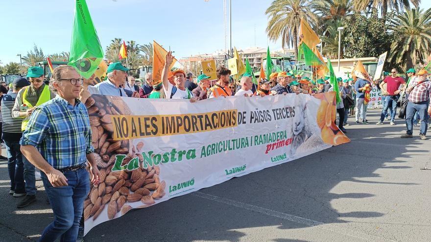 Las protestas de los agricultores colapsan el frente marítimo de València