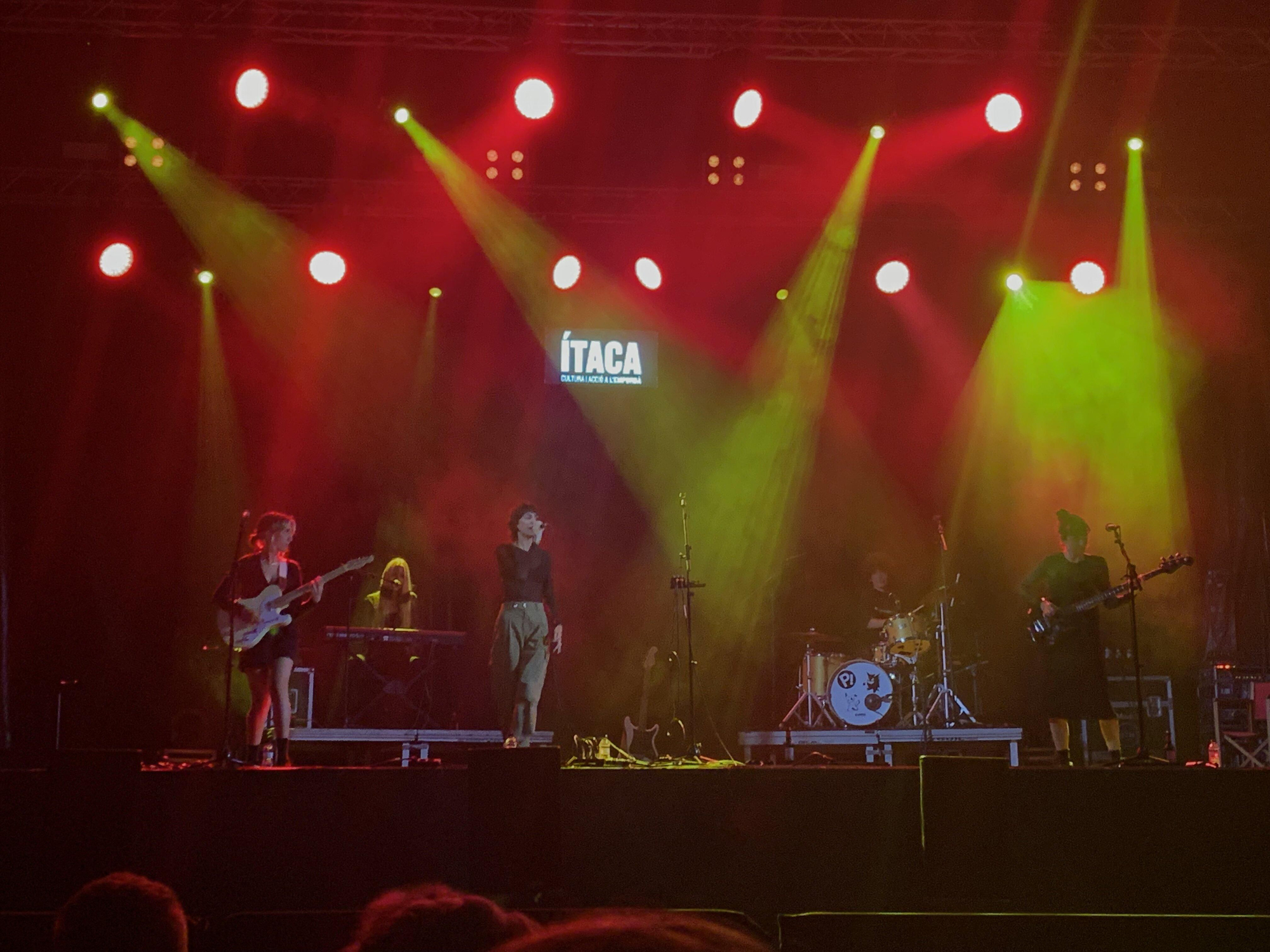 Natalia Lacunza i el públic gaudeixen al Festival Ítaca, a l'Escala