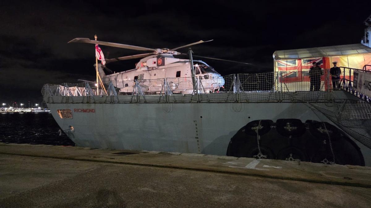 El barco lleva siempre un helicóptero a bordo